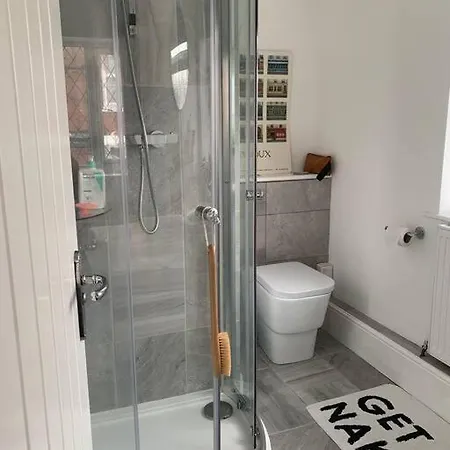 Modern 4 Bed, 3 Bath House With Parking, Roundhay Holiday home *