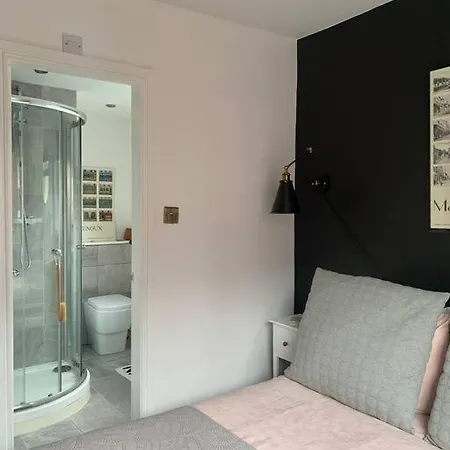 Holiday home Modern 4 Bed, 3 Bath House With Parking, Roundhay *