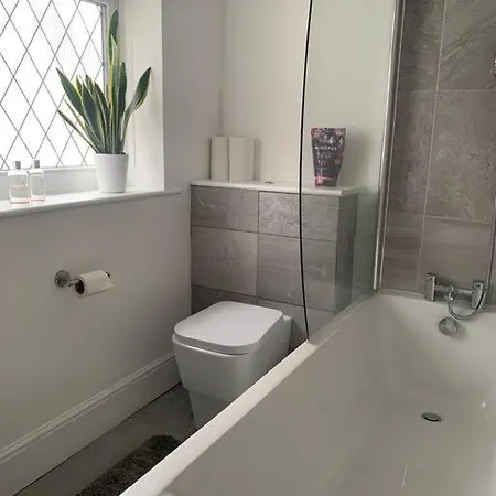 Modern 4 Bed, 3 Bath House With Parking, Roundhay Holiday home Leeds (West Yorkshire)