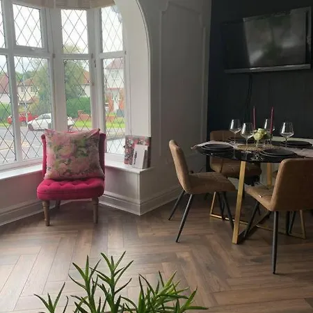Modern 4 Bed, 3 Bath House With Parking, Roundhay * Leeds (West Yorkshire)