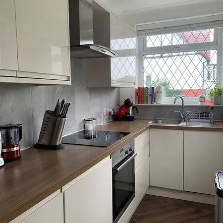 Modern 4 Bed, 3 Bath House With Parking, Roundhay *