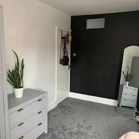 Holiday home Modern 4 Bed, 3 Bath House With Parking, Roundhay