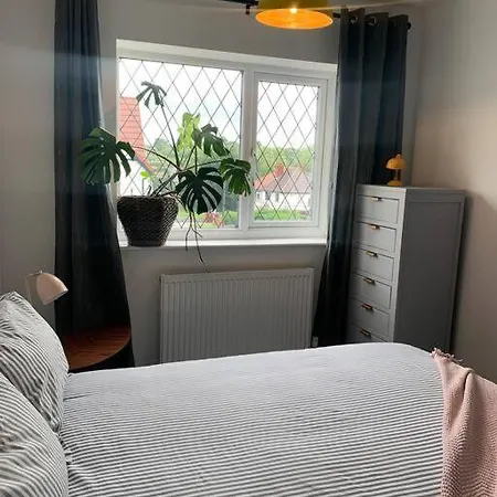 Modern 4 Bed, 3 Bath House With Parking, Roundhay بيت للعطل