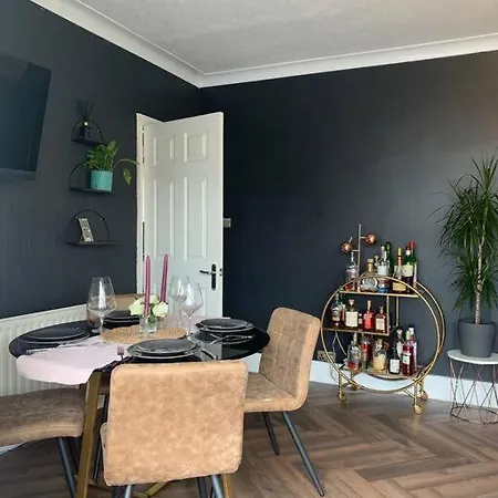 Modern 4 Bed, 3 Bath House With Parking, Roundhay