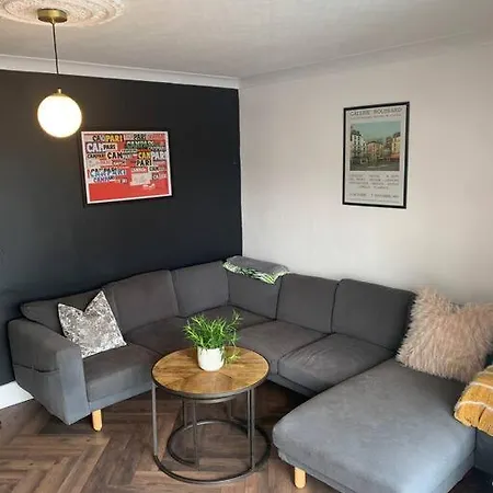 Modern 4 Bed, 3 Bath House With Parking, Roundhay بيت للعطل