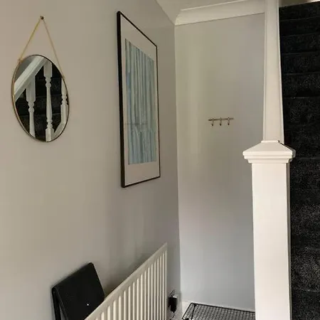 Modern 4 Bed, 3 Bath House With Parking, Roundhay *