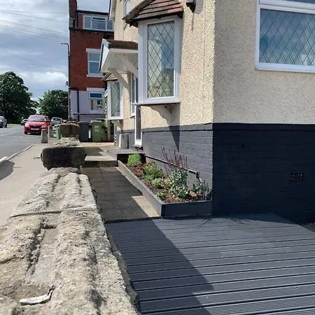 Modern 4 Bed, 3 Bath House With Parking, Roundhay *