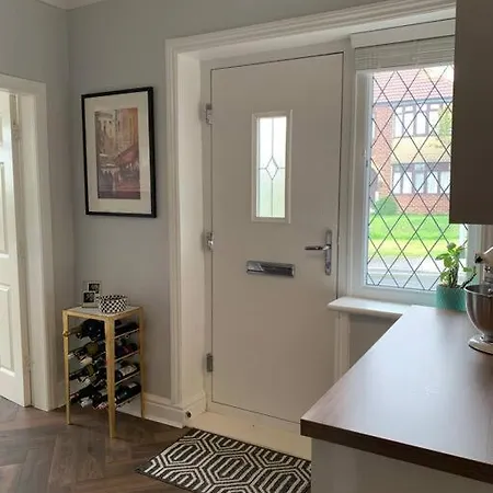 Modern 4 Bed, 3 Bath House With Parking, Roundhay