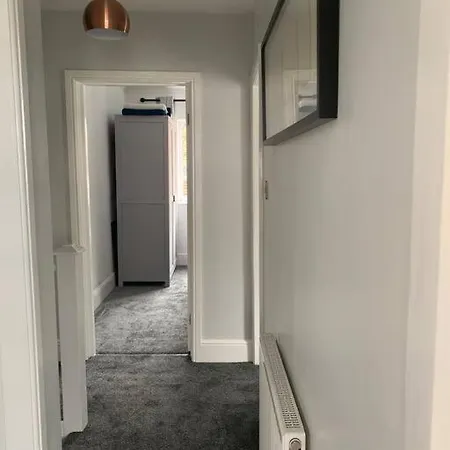 Modern 4 Bed, 3 Bath House With Parking, Roundhay